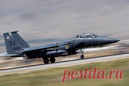 Назван самый быстрый самолет ВВС США. Американский истребитель-бомбардировщик F-15E Strike Eagle оказался быстрее, чем истребители пятого поколения F-22 и F-35, пишет обозреватель 19FortyFive Брент Иствуд. Самолет получил два двигателя Pratt & Whitney F100-PW-229 с форсажной камерой. F-15E совершил первый полет в 1986 году.