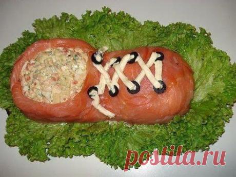 Салат «Башмачо

400гр крабовых палочек,
250гр отварного кальмара,
120 гркреветок,
4 яйца,
70гр лука порея,
майонез,
соленая рыба.

Приготовление:

Отварить картошку. 
Яйца и морковь мелко порезать.
Затем смешать яйца, картошку, морковь, креветки (готовые), лук зеленый и укроп. 
Добавить лимонный сок, соль и перец по вкусу. 
Заправить майонезом и хорошенько перемешать. Выложить в форму башмака и обклеить копченным лососем. Сверху черные оливки и майонез в виде шнурк