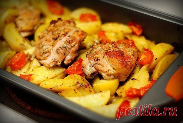 Курица маринованная в кефире, запечёная с картофелем с травами и чесноком