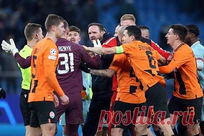 Игроки «Шахтера» и «Антверпена» устроили потасовку в матче Лиги чемпионов. Футболисты «Шахтера» и «Антверпена» устроили потасовку после матча группового этапа Лиги чемпионов. Арбитр принял решение наказать двух игроков: полузащитник «Антверпена» Арбнор Муя получил красную карточку, а голкипер «Шахтера» Дмитрий Ризнык — желтую.
