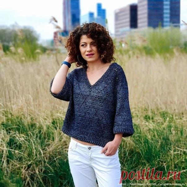 Пуловер крючком
Материалы
Категория 2, тонкая весовая пряжа (Для этого модели использована Hobbii Soft Breeze, смесь хлопка и акрила. Это тот же тип пряжи, что и цвет вымытый камень Scheepjes. Каждый моток имеет 50 грамм и приблизительно 130 м.)
4 мм крючок, игла, ножницы, 4 маркера

Вяжется сверху вниз. Чтобы сделать V-образный вырез, мы начнем с меньшего количества пет для передних панелей, и мы увеличим их в начале и в конце ряда, пока обе передние панели вместе не буду...