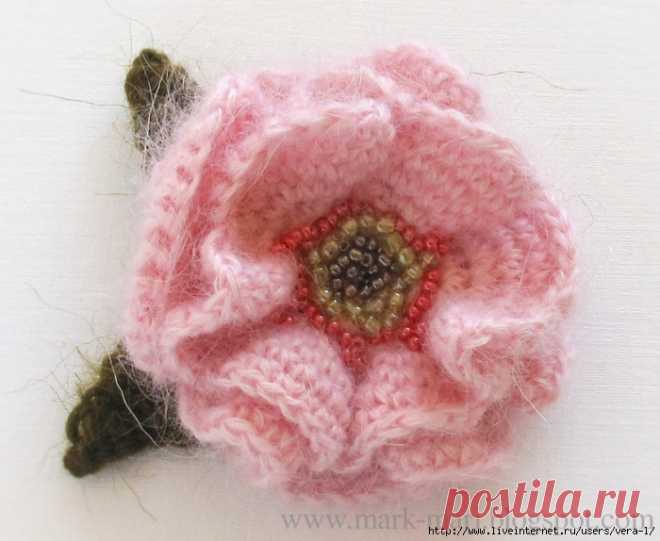 Розовая брошь-цветок