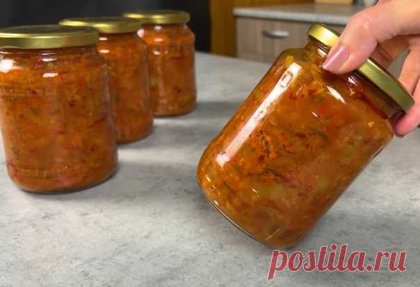 Икра из огурцов
Вот такую икру из переросших огурцов я уже второе лето готовлю тазами, никакой стерилизации, всё очень просто. И теперь у меня ни один переросший огурец не пропадает.
Ингредиенты:
• Огурцы - 2,5 кг
• Помидоры - 500 гр.
• Перец - 500 гр.
• Морковь - 500 гр.
• Лук - 500 гр.
• Чеснок - 1 головка
• Острый перец - 3 шт.
• Соль - 2 ст. л.
• Сахар - 3 ст. л.
• Томатная паста - 6 ст. л.
• Уксус - 4 ст. л.
• Растительное масло - для жарки
Лук нарезаю мелким кубиком....