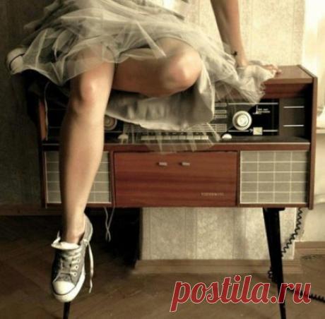 Есть люди, которых слушать, не спавши, и спать не хотев...
И люди, что льются в уши...не слушать...уйти не согрев...
Есть люди, к которым ночью, по углям, сорвав ступни... 
И люди, что обесточив, сжигают счастливые дни...
Есть люди, которым веришь...и любишь сто лет спустя...
И люди с захлопнутой дверью...не пустишь, даже простя...
Есть люди, которых мало...цены драгоценностям нет...
И люди, что едут с вокзала...но ты им не греешь обед..
 
Лиля Град