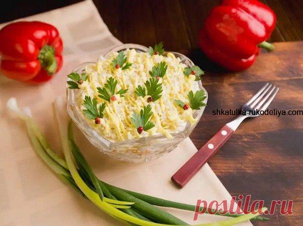 Цей яєчний салат дуже ніжний на смак. Сир та обсмажені овочі чудово доповнюють печінку, а мариновані корнішони надають салату пікантної та хрусткої нотки. Інгредієнти 4 яйця300 г курячої печінки250 г солоних корнішонів150 г сиру1 цибулина, як альтернатива - зелена цибуля1 морква1-2 ст.л. оліїСіль, за смакомПерець, за смаком Виконання: Яйця відварити круто протягом 5-7 хвилин. Печінку