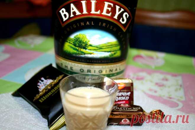 ЛИКЕР Бэйлиз Baileys Ингредиенты :сливки ( 10% ) — 250 млсгущенное молоко — 1 банкаконьяк — 300 мляйцо ( желтки ) — 5 шт.кофе растворимый — 2 ст. л.ванилин — 1 пакетикКак приготовить Ликер Бэйлиз Baileys :Отделить желтки.…