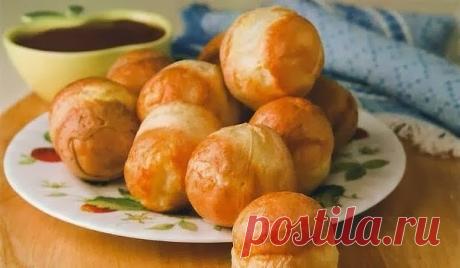 Дутые оладьи

Дутые оладьи еще называют смешным словом "поповеры". Говорят, их еще в древней Руси пекли!

Вам потребуется:

мука - 2 стакана
яйца - три штуки.
молоко - 2 стакана
соль - 1 щепотка

Как готовить:

1. Растереть яйца с солью, добавить часть молока и муку.
2. Взбить получившуюся смесь до полного отсутствия комочков.
3. Добавить еще молока и перемешать.
Выкладываем тесто ложкой небольшими комочками на разогретую и смазанную маслом сковороду.
4. Жарим оладьи на ср...