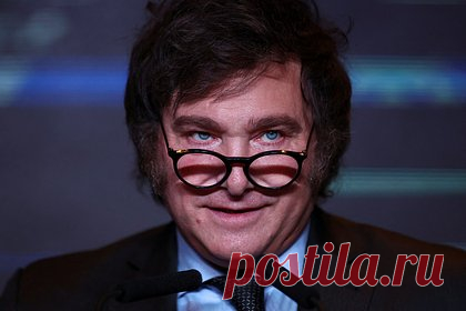 Новый президент Аргентины создал клонов своего пса и поблагодарил их за победу. Выигравший президентские выборы в Аргентине эксцентричный правый политик Хавьер Милей — хозяин пятерых псов породы мастиф, которых он считает своими детьми и лучшими друзьями. Все пять собак — клоны английского мастифа по имени Конан, который на протяжении многих лет был любимцем и спутником Милея.