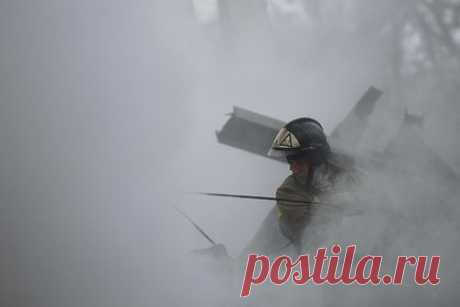Россиянка и трое малолетних детей погибли при пожаре в частном доме. Женщина и трое малолетних детей погибли при пожаре в частном доме в городе Ленинск-Кузнецкий в Кемеровской области. Спасатели вытащили детей из горящего дома, но спасти их жизни не удалось. Детям было 2 года, 4 года и 6 лет. Найденное на месте пожара тело 54-летней женщины, по предварительным данным, принадлежало няне.