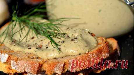 Домашний грибной паштет из шампиньонов - БУДЕТ ВКУСНО! - медиаплатформа МирТесен Приветствую! Это рецепт грибного паштета из шампиньонов, который получается кремовым и нежным. Ингредиенты: шампиньоны- 500 гр., 1 луковица, 100 гр. сливочного масла, 100 гр. сыра филадельфия. (Можно использовать мягкий творог или плавленый сыр.) 1 ст.л. с горкой муки. Соль и перец по вашему вкусу.