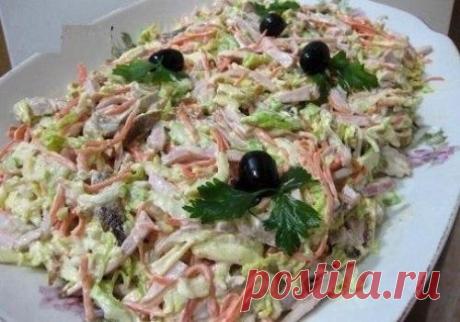 Салат "Анастасия".  Ингредиенты: - Ветчина вареная - 300 г. - Курица (грудка отварная) - 1 шт. - Капуста пекинская (небольшой кочанчик) - 1 шт. - Морковь по-корейски - 200 г. - Майонез - 100 г. - Орехи - 1 горст. - Яичные блинчики - ...