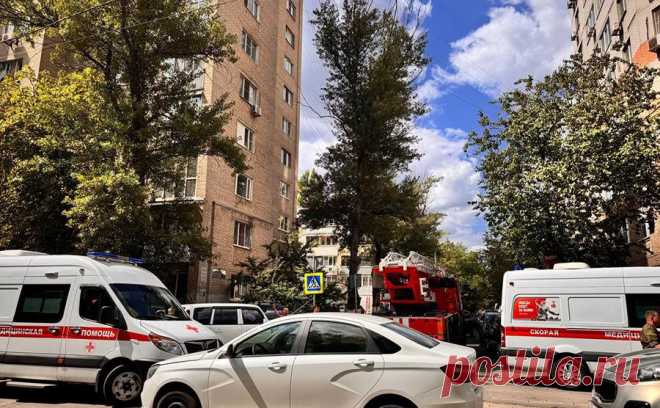 В Ростове эвакуируют жильцов дома, в который попал беспилотник. В результате удара беспилотников по многоквартирным жилым домам в Ростове-на-Дону есть пострадавшие, из одного из домов эвакуируют жильцов.