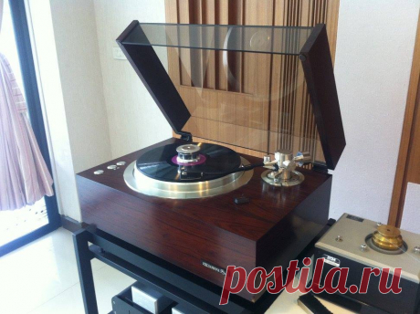 Vintage Pioneer Exclusive P3a turntable.