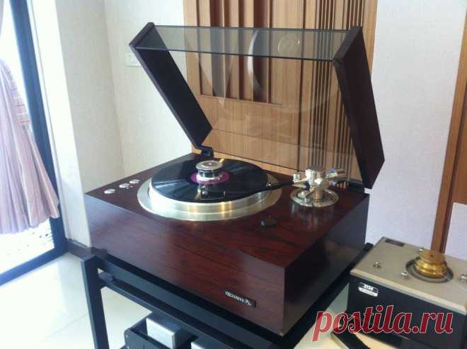 Vintage Pioneer Exclusive P3a turntable.