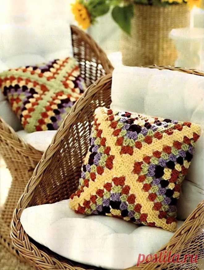 ВЯЗАНАЯ ПОДУШКА КРУЧКОМ,
описание: http://nash-diy.ru/vjazanie-dlja-doma/pledy-i-podushki/116-vjazanaja-podushka-kruchkom.html
