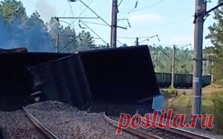 Два пассажирских поезда задержали после схода с рельсов вагонов с углем. В Амурской области из-за схода 29 грузовых вагонов с углем остановили движение двух пассажирских поездов, сообщила Федеральная пассажирская компания (ФПК) в своем телеграм-канале.