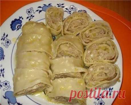 ХАНУМ просто ОБЬЕДЕНЬЕ который ОБОЖАЕТ Моя СЕМЬЯ и Наши ДРУЗЬЯ.
Ингредиенты:
Для теста:
· 1 яйцо
· 50 - 100 мл воды
· 1-2 столовые ложки масла растительного
· муки сколько возьмет тесто
Для начинки:
· фарш
· 2 моркови
· 2 головки лука
· соль
· перец
Приготовление:
Замесить крутое тесто, которому дать отдохнуть, пока готовим начинку.
На крупную терку натираем 2 моркови и 2 головки мелко порезанного лука, слегка обжариваем.
В мясной фарш добавляем специи, соль, можно потереть картофелину.
Тонко р