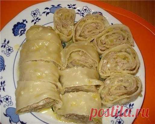 ХАНУМ просто ОБЬЕДЕНЬЕ который ОБОЖАЕТ Моя СЕМЬЯ и Наши ДРУЗЬЯ.
Ингредиенты:
Для теста:
· 1 яйцо
· 50 - 100 мл воды
· 1-2 столовые ложки масла растительного
· муки сколько возьмет тесто
Для начинки:
· фарш
· 2 моркови
· 2 головки лука
· соль
· перец
Приготовление:
Замесить крутое тесто, которому дать отдохнуть, пока готовим начинку.
На крупную терку натираем 2 моркови и 2 головки мелко порезанного лука, слегка обжариваем.
В мясной фарш добавляем специи, соль, можно потереть картофелину.
Тонко р