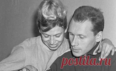 Чем запомнились легендарные фигуристы Белоусова и Протопопов. Фотогалерея. Легендарные фигуристы Людмила Белоусова и Олег Протопопов 11 сентября были захоронены на Волковском кладбище Санкт-Петербурга. Чем запомнились двукратные олимпийские чемпионы — в фотогалерея «РБК Спорт».