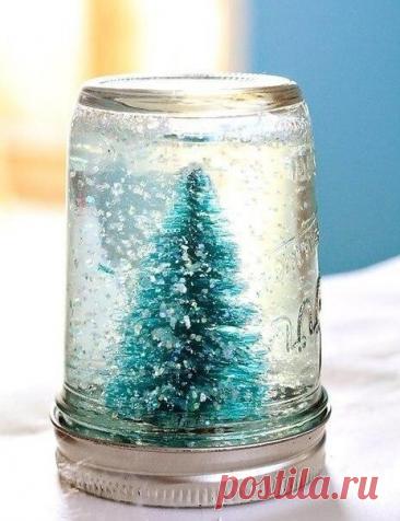 Стеклянный "шар" со снегом. 
 
Понадобится: 
- Стеклянная банка 
- Дистиллированная вода 
- Жидкий глицерин 
- Блеск 
- Модели елок или прочие предметы 
- Клей 
 
Изготовление: 
1. Используя клей, прикрепите фигурки на крышке стеклянной банки. Позвольте им полностью высохнуть. 
2. Наполните банку почти доверху дистиллированной водой. Добавьте жидкого глицерина - это используется для того, чтобы блестки падали медленнее. 
Количество блесток определяете по своему усмотрению....