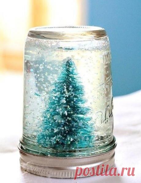 Стеклянный "шар" со снегом. 
 
Понадобится: 
- Стеклянная банка 
- Дистиллированная вода 
- Жидкий глицерин 
- Блеск 
- Модели елок или прочие предметы 
- Клей 
 
Изготовление: 
1. Используя клей, прикрепите фигурки на крышке стеклянной банки. Позвольте им полностью высохнуть. 
2. Наполните банку почти доверху дистиллированной водой. Добавьте жидкого глицерина - это используется для того, чтобы блестки падали медленнее. 
Количество блесток определяете по своему усмотрению....