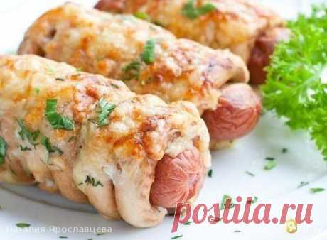 Горячая закуска из сосисок, сушек и сыра.