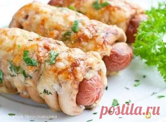 Горячая закуска из сосисок, сушек и сыра.