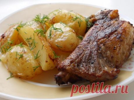 Молодой картофель со свиным рёбрышком. 

Ирина Логунова ( Кропива) 

Купила ну очень удачные рёбрышки и быстренько приготовила. Рёбрышки разрезала на порции, посолила, поперчила (смесь перцев) . Очистила молодой картофель и сварила до готовности. Пока картофель варился рёбрышки обжарила на гриль сковороде. Затем взяла противень, смазала смальцем ( жиром ), выложила картофель, сверху рёбрышки , притрусила мелко порезанным чесночком и полила сверху выделившимся соком после ж...