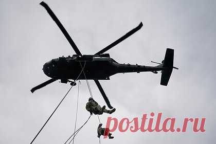 Два военных вертолета столкнулись в США. Два военных вертолета столкнулись во время учений над штатом Кентукки в США вечером 29 марта. Отмечается, что речь идет о двух вертолетах HH60 Black Hawk. На данный момент нет информации о состоянии экипажа. Губернатор Кентукки Энди Бешир подтвердил данные о происшествии.