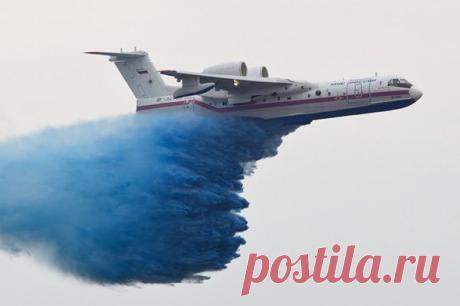 Бе-200 многоцелевой самолет-амфибия
Самолет-амфибия Бе-200 разработан Таганрогским авиационно-научно-техническим комплексом им. Г.М. Бериева (ТАНТК) и построен Иркутским авиационно-производственным объединением (ИАПО). Разработка этой универсальной машины началась еще в конце 1980-х, при проектировании использовался опыт создания крупнейшего в мире самолета-амфибии А-40 «Альбатрос». Самолет-амфибия планируется к производству в различных модификациях: Бе-200ЧС — для МЧС; противопожарная — для об