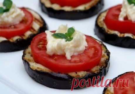 Закуска из баклажан и помидор

Ингредиенты:

700-800 гр. баклажанов;
Показать полностью..
500 гр. помидоров (желательно сорт сливки);
3 ст.л. лёгкого майонеза;
4 зубчика чеснока;
0,5 ч.л. паприки;
соль;
черный перец;
2 ст.л. мелко нарезанного свежего кориандра;
растительное масло для жарки.

Приготовление:

Нарезаем баклажаны на кружочки и хорошенько солим.
Разогреваем сковороду с маслом. Выкладываем баклажаны и обжариваем с двух сторон на большом огне до золотистого цвета...