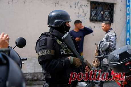 Стало известно о взятых в заложники сотрудниках тюрем в Эквадоре. Заключенные удерживают в заложниках более 130 сотрудников тюрем в Эквадоре, сообщает Служба по делам лиц, лишенных свободы (SNAI). «Национальная полиция и вооруженные силы работают над защитой неприкосновенности задержанных сотрудников службы безопасности тюрьмы», — говорится в заявлении SNAI.