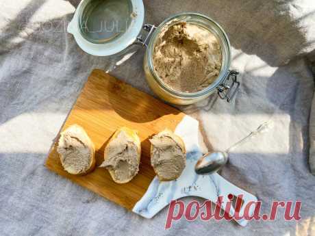 Беру банку сайры и готовлю паштет из рыбных консервов: вкусно и можно с собой на природу взять  👍🏻 Если вам нужно взять на пикник, в поездку или на работу бутерброд с паштетом, то я советую такой рецепт.
Не надо тратить время на приготовление бутербродов и перекусывать на ходу.
Можно взять с собой в дорогу, командировку, на работу.
И конечно, если вы находитесь на природе, где нет ни холодильника, ни даже плиты, такой паштет можно приготовить из консервов.
В общем, делюсь рецептом 😋
Ингредиент…