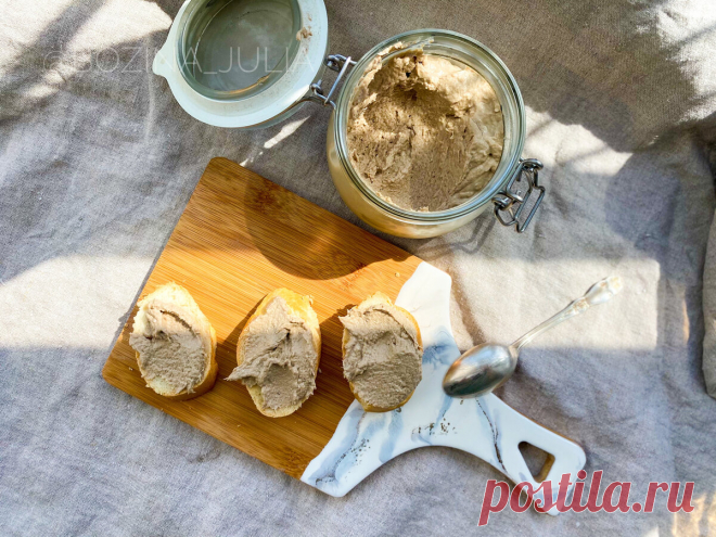 Беру банку сайры и готовлю паштет из рыбных консервов: вкусно и можно с собой на природу взять  👍🏻 Если вам нужно взять на пикник, в поездку или на работу бутерброд с паштетом, то я советую такой рецепт.
Не надо тратить время на приготовление бутербродов и перекусывать на ходу.
Можно взять с собой в дорогу, командировку, на работу.
И конечно, если вы находитесь на природе, где нет ни холодильника, ни даже плиты, такой паштет можно приготовить из консервов.
В общем, делюсь рецептом 😋
Ингредиент…