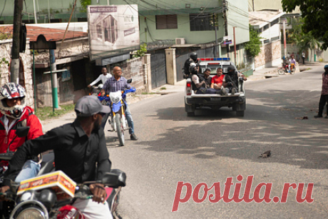 Убийц президента Гаити поймали. Двоих членов группировки, участвовавшей в убийстве президента Гаити Жовенеля Моиза, поймали полицейские. Еще четверых задержали до того, а еще одна группа преступников окружена силовиками. Об этом сообщил специальный представитель генерального секретаря ООН в стране, передает Reuters.