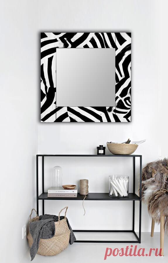 Настенное зеркало "Зебра" по цене от 5690руб. Материал рамы: массив сосны. Изображение: УФ печать. Размеры: 55х55 см, 50х65 см, 65х65 см,  65х80 см, 80х80 см, 75х110 см, 90х90 см, 75х140 см, 75х170 см. Срок изготовления: 3-4 дня.