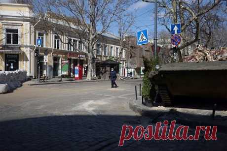 Зеленскому предрекли потерю Одессы. Если президент Украины Владимир Зеленский не захочет заключить перемирие, то он может потерять Одессу, заявил бывший сотрудник разведки США Скотт Риттер. Он заявил, что сейчас командование украинской армии кидает в бой последних людей и предположил, что в скором времени Вооруженные силы Украины потерпят поражение.