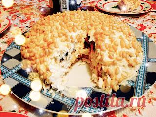 Кулинарная Академия Умных Хозяек: Салат с курицей, черносливом и кедровыми орешками «Монмартр» Салат с курицей и черносливом - отличный и небанальный вариант для праздничного меню, взамен поднадоевшего оливье!