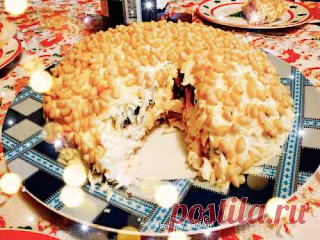 Кулинарная Академия Умных Хозяек: Салат с курицей, черносливом и кедровыми орешками «Монмартр» Салат с курицей и черносливом - отличный и небанальный вариант для праздничного меню, взамен поднадоевшего оливье!