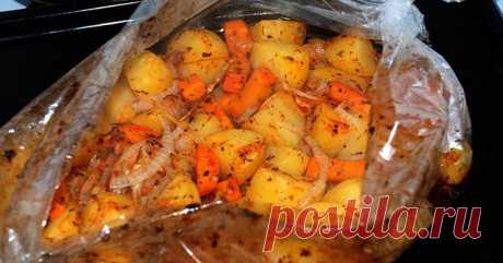 Картофель в пакете. Очень просто и очень вкусно. 
 
Ингредиенты: 
-1 кг некрупного картофеля, 
-2-3 ст. ложки оливкового масла, 
-2 зубчика чеснока, 
-зелень укропа, 
-пряности, соль – по вкусу. 
 
Приготовление: 
Картошку моем и чистим, обсушиваем бумажным полотенцем, накалываем деревянной зубочисткой в нескольких местах. В миску вливаем масло, добавляем чеснок, пропущенный через чесночницу, соль, пряности и мелко нарезанную зелень укропа. Получившейся смесью поливаем кар...