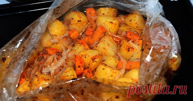 Картофель в пакете. Очень просто и очень вкусно. 
 
Ингредиенты: 
-1 кг некрупного картофеля, 
-2-3 ст. ложки оливкового масла, 
-2 зубчика чеснока, 
-зелень укропа, 
-пряности, соль – по вкусу. 
 
Приготовление: 
Картошку моем и чистим, обсушиваем бумажным полотенцем, накалываем деревянной зубочисткой в нескольких местах. В миску вливаем масло, добавляем чеснок, пропущенный через чесночницу, соль, пряности и мелко нарезанную зелень укропа. Получившейся смесью поливаем кар...