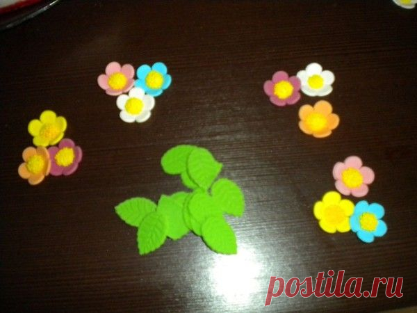 Мастика

500 г сахарной пудры
10 г желатина
50 г воды
сок лимона (лимонная кислота)

1. Желатин замочить в холодной воде на 15 минут. 
2. Затем растопить его (ни в коем случае не кипятить, а то потеряет свойства). 
3. Сахарную пудру просеять, постепенно добавлять в желатин. 
Хорошо вымесить, чтобы получилась однородная белая масса.
Мастика не должна липнуть к рукам!
Если получилась липкая масса, то добавьте ещё немного пудры, а если крошится - то лимонного сока.