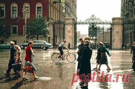 20vek.com: 1953. Москва. У здания Моссовета