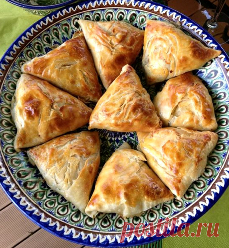 Самса
Ароматная хрустящая самса с бараниной, картофелем и репчатым луком.
