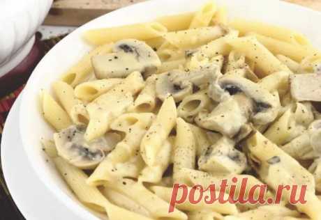 Паста с грибами в сливочном соусе. Простые рецепты приготовления вкусного блюда Тем, кто ни разу не делал пасту с грибами в сливочном соусе, может показаться, что ее очень сложно готовить. Но это большое заблуждение