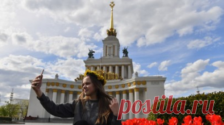 В рейтинг популярных достопримечательностей Москвы вошли Красная площадь и ВДНХ. Также в список попали Нескучный сад, музей-заповедник «Царицыно», улицы Арбат, Тверская, Пречистенка, Мясницкая, Остоженка и Столешников переулок. Читать далее