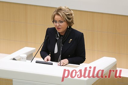 Матвиенко сравнила уехавших из страны россиян с крысами. Спикер Совфеда Валентина Матвиенко сравнила уехавших из страны россиян с крысами и предложила не возвращаться. Сенатор объяснила, что те, кто уехал за рубеж и стал поливать грязью свою родину, пусть остаются там и не возвращаются в РФ, если им там хорошо. По ее мнению, общество расценивает тех, кто уехал за границу.