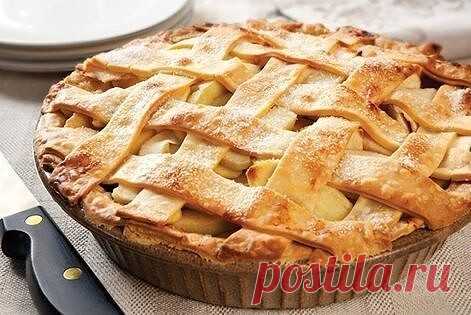 ВЫПЕЧКА С ЯБЛОКАМИ: ТОП-5 РЕЦЕПТОВ 

1) Яблочный пирог из слоеного теста

ИНГРЕДИЕНТЫ:

Для крема: 
 молоко или сливки 1 стакан
 стручок ванили 1 шт.
 сахар 1/4 стакана
 кукурузный крахмал 5 ст.л.
 яичные желтки 3 шт.
 сливочное масло 1 ст.л.

Для пирога: 
 слоеное тесто 1 пласт
 яблоки Гренни Смит 3-4 шт.
 сахар 1/4 стакана
 корица 2 ч.л.
 сливочное масло, растопленное 2 ст.л.

ПРИГОТОВЛЕНИЕ:
1. Приготовить заварной крем. Налить молоко в кастрюлю и поставить на средний ог...
