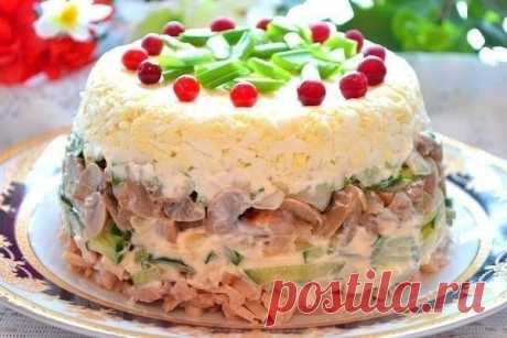 Слоеный куриный салат с яйцами и грибами Невероятно вкусный и нежный салат. Обязательно попробуйте, вам понравится!