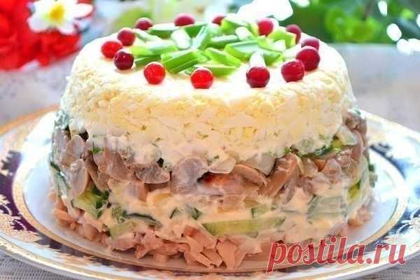 Слоеный куриный салат с яйцами и грибами Невероятно вкусный и нежный салат. Обязательно попробуйте, вам понравится!